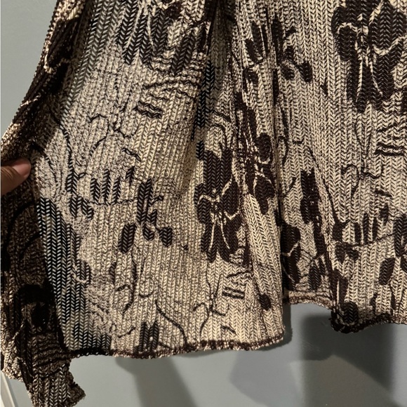 Chico's Black and Cream‎ Boxy Blouse with Elbow-Length Sleeves - Picture 4 of 6